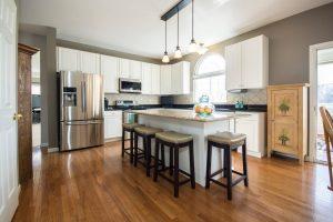 A white, modern and luxurious kitchen. When moving, it is particularly difficult to pack your kitchen. 