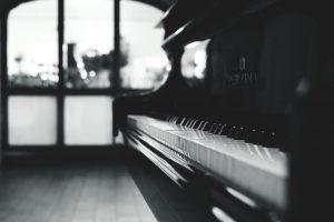 A black and white picture of a piano.