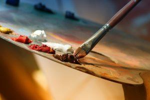 A close up of a painting brush and some paint.