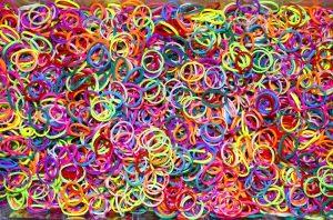 Rubber bands in different colors to be used when you pack bulky winter clothes. 